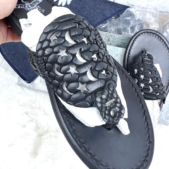 • NWT/NIB🤩 |•FREEBIRD🦅 BY STEVEN•| Vallarta Summer Flat Sandal Black Snake 7 - Picture 3 of 13